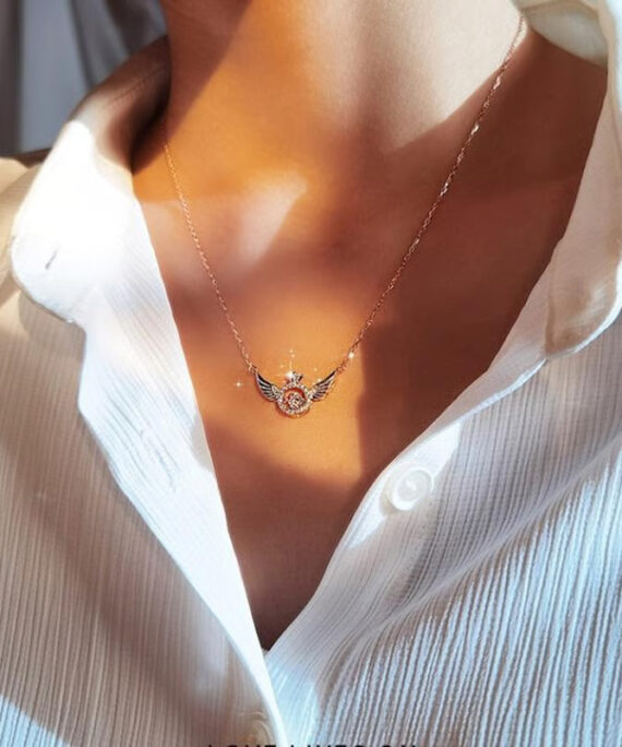 Halsband med änglavingar