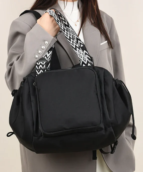 Large capacity shoulder bag